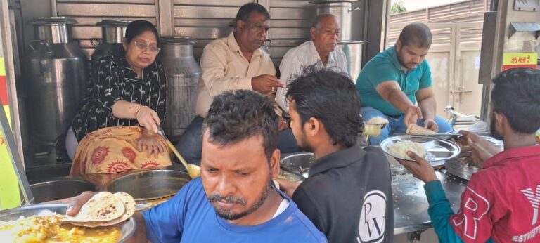 शीतला सप्तमी के पर्व पर पुरुषोत्तम दास रूंगटा चैरिटेबल ट्रस्ट ने आयोजित किया 206वां भंडारा