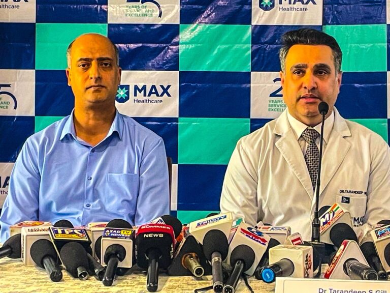 मैक्स हॉस्पिटल ने नी-रिप्लेसमेंट में उन्नत एआई और 3डी तकनीक का प्रदर्शन किया