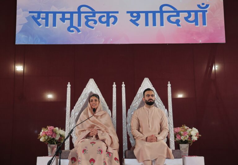 आध्यात्मिक आभा में सजी सादगी 17 युगलों का मंगलमय वैवाहिक बंधन