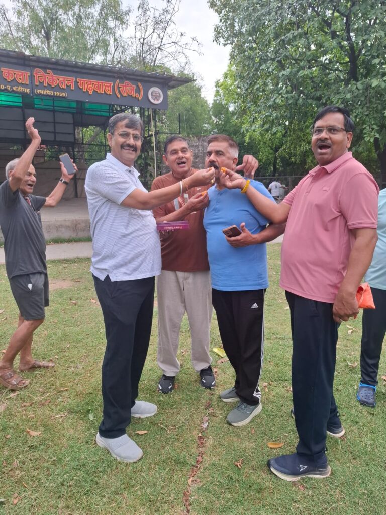 भाजपा की जीत पर सेक्टर-30 में मिठाई बांटकर मनाई गई खुशी