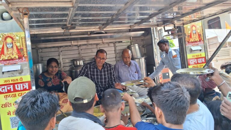 सोमनाथ मंदिर के पुनर्निर्माण के 75 वर्ष पूर्ण होने पर पुरुषोत्तम दास रुंगटा चैरिटेबल ट्रस्ट द्वारा अन्न भंडारे का आयोजन