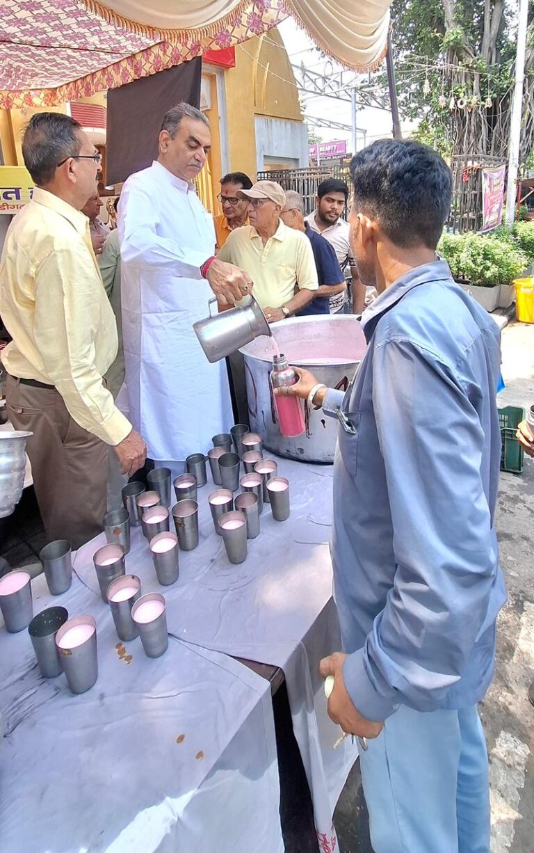 संजय टंडन ने ‘छबील’ में भाग लेकर लोगों को मीठा जल वितरित किया