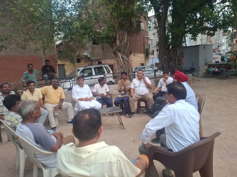 सेक्टर-30, वार्ड नं. 18 में नागरिकों की समस्याओं को लेकर भाजपा प्रदेश प्रवक्ता नरेश अरोड़ा ने की बैठक