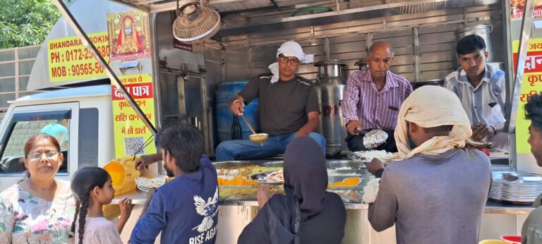 पुरुषोत्तम दास रुंगटा चैरिटेबल ट्रस्ट ने आयोजित किया अन्न भंडारा